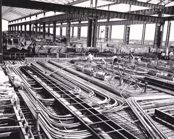 Innocenti - Impianto siderurgico dell'Orinoco - Cantiere del laminatoio - Uomini al lavoro all'interno della struttura
