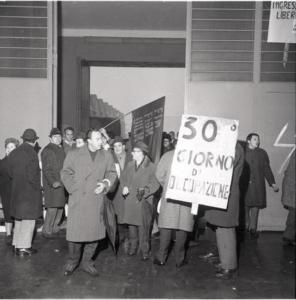 Occupazione dello stabilimento Siry-Chamon: lavoratori all'ingresso della fabbrica mostrano un cartello che indica che l'occupazione è in atto da trenta giorni