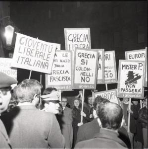 Un gruppo di Giovani D. C. mostrano diversi cartelli contro il regime dei colonnelli e che inneggiano alla liberazione della Grecia