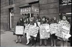Sciopero dei lavoratori della Renco: un gruppo di operaie, con fischietti e cartelli, protesta di fronte ad un negozio dell'azienda, per il salario e per le sospensioni attuate nei confronti degli scioperanti