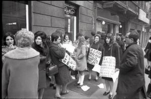 Sciopero dei lavoratori della Renco: un gruppo di operai, con fischietti e cartelli, protesta di fronte ad un negozio dell'azienda