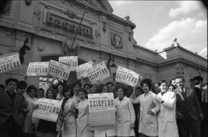 Un gruppo di lavoratori di fronte alla sede della Bassetti di Vimercate sciopera per il rinnovo del contratto