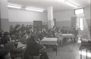 Lavoratori riuniti in assemblea per lo sciopero alla Metallvakuum di Cusano Milanino