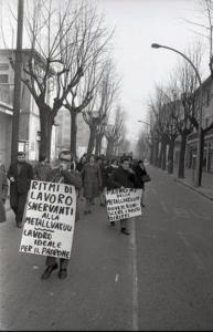 Lavoratori della Metallvakuum di Cusano Milanino, sfilano per le strade portando dei cartelli che spiegano i motivi dello sciopero