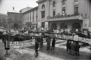 Sciopero dei Tessili di Monza: un folto gruppo di lavoratori si è radunato di fronte al cinema Centrale di Monza