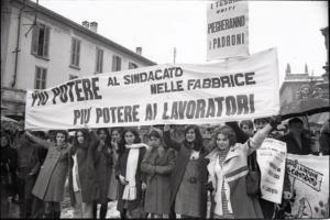 Sciopero dei Tessili di Monza - Corteo dei lavoratori: alcune operaie mostrano uno striscione con la scritta "Più potere al sindacato nelle fabbriche, più potere ai lavoratori"
