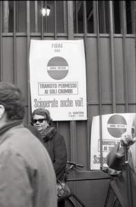 Sciopero dei dipendenti delle aziende elettriche: manifesto con la scritta "Fidae Cgil. Senso vietato - transito permesso ai soli crumiri. Scioperate anche voi!"