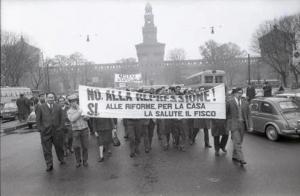 Sciopero dei Tessili: corteo in Piazza Castello a Milano. Manifestanti con striscioni, cartelli e fischietti