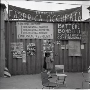 Occupazione della Bombelli: cancello di ingresso della fabbrica con affissi striscioni, cartelli e fotografie