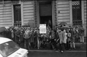 Sciopero dei tessili: gruppo di lavoratori di fronte alla sede del Linificio e Canapificio Nazionale di Milano, con cartelli e megafono