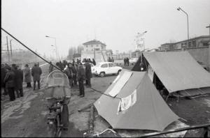 Tendopoli dei lavoratori della Snia Novaceta di Magenta di fronte al piazzale d'ingresso della fabbrica