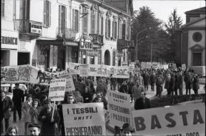 Corteo dei lavoratori Tessili a Legnano: i lavoratori, in sciopero, manifestano per le strade della città con cartelli e striscioni