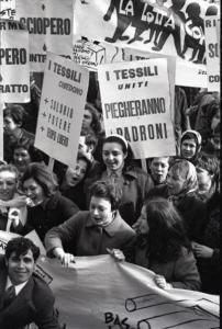 Corteo dei lavoratori Tessili a Legnano: primo piano di alcune lavoratrici con cartelli