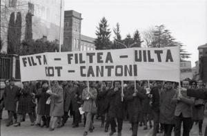 Corteo dei lavoratori Tessili a Legnano: lavoratori della Cantoni con striscione e fischietti