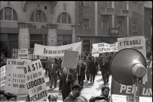 Corteo dei lavoratori Tessili a Legnano: molti dei cartelli fanno riferimento alla questione salariale