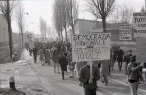 Sciopero generale a Muggiò, per la Ravizza: corteo dei lavoratori per le strade della città. I manifestanti portano dei cartelli contro i licenziamenti