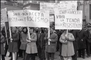 Corteo di lavoratori, con cartelli e striscioni, a sostegno degli operai della Snia-Novaceta di Magenta