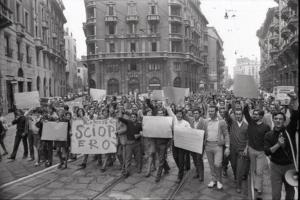 Sciopero dei lavoratori della Richard Ginori: corteo per le strade di Milano con cartelli, megafono e fischietti
