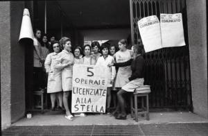 Sciopero delle lavoratrici della Confezioni Stella: per protestare contro i licenziamenti, le operaie hanno occupato la fabbrica