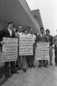Sciopero degli autotrasportatori di merci: alcuni lavoratori mostrano cartelli di protesta