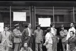 Sciopero dei dipendenti della Sidercomit: i lavoratori presidiano l'ingresso dell'edificio della Direzione dell'azienda. Sulle porte vetrate sono stati affissi cartelli di protesta