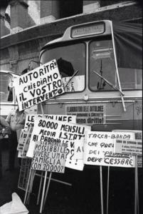 Sciopero dei lavoratori delle Autolinee a Roma: una serie di cartelli di protesta, sono stati appoggiati ad un automezzo, parcheggiato vicino al Colosseo