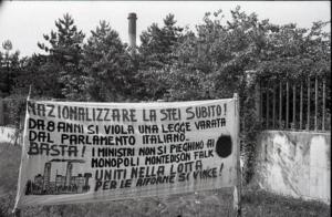Sciopero alla STEI di Tavazzano: fuori dalle mura dello stabilimento uno striscione di protesta chiede la nazionalizzazione della STEI e ai lavoratori di restare uniti nella lotta per le riforme