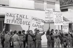 Sciopero alla STEI di Tavazzano: gli operai, in tutta da lavoro, protestano con vari cartelli, fuori dall'ingresso della centrale