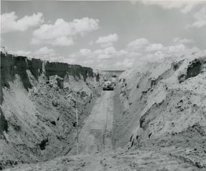 Innocenti - Impianto siderurgico dell'Orinoco - Molo: i bulldozer scavano e preparano il terreno per la costruzione del pontile