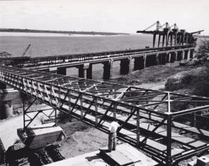 Innocenti - Impianto siderurgico dell'Orinoco - Molo - Lavori di costruzione del pontile: le travature d'acciaio