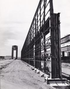 Innocenti - Impianto siderurgico dell'Orinoco - Acciaieria: operai al lavoro sulla struttura metallica di una delle pareti esterne