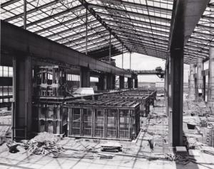 Innocenti - Impianto siderurgico dell'Orinoco - Interno dell'acciaieria: struttura metallica dei quattro forni Martin in costruzione