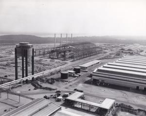 Innocenti - Impianto siderurgico dell'Orinoco - Visione d'insieme sullo stato dei lavori all'acciaieria: l'intelaiatura e la posa dei camini sono stati completati