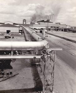 Innocenti - Impianto siderurgico dell'Orinoco - Sullo sfondo l'acciaieria e in primo piano il tratto principale delle tubazioni del gas e dei fluidi ausiliari