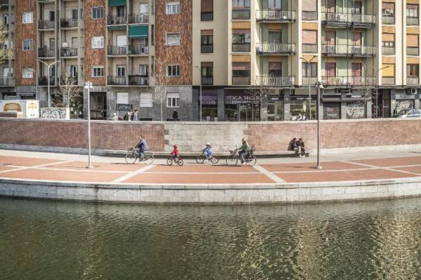 Milano - Darsena di Porta Ticinese - Edifici lungo viale Gabriele D'Annunzio - Adulti con bambini in bicicletta