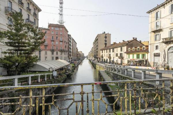 Milano - Naviglio Pavese - Ponte - Edifici lungo l'Alzaia Naviglio Pavese e via Ascanio Sforza - Albero - Traliccio "Telecom"