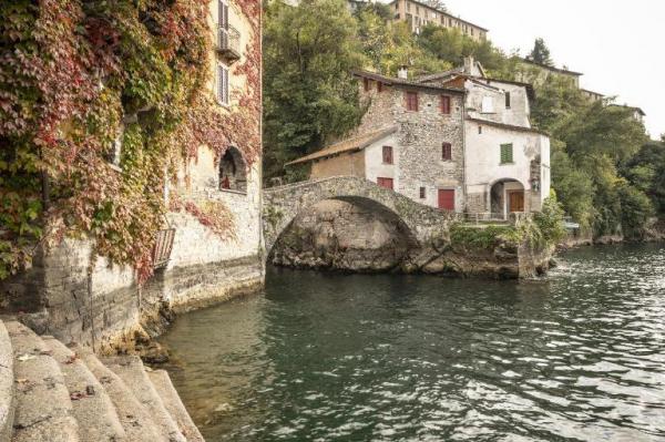Nesso - Lago di Como - Ponte della Civera - Case rustiche - Vegetazione