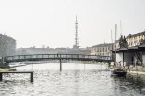 Milano - Darsena di Porta Ticinese - Ponte - Pontile - Barca - Traliccio "Telecom" - Edifici lungo viale Gorizia