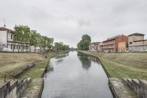 Pavia - Naviglio Pavese - Biconca di Porta Garibaldi - Alberi - Edifici lungo viale Venezia e viale Cesare Correnti