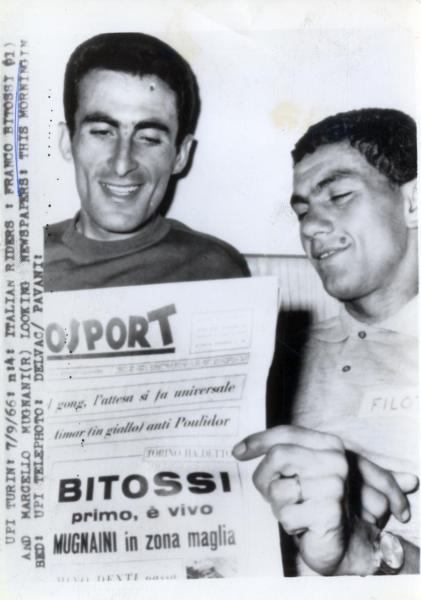 Ciclismo - Franco Bitossi - Torino - Con Marcello Mugnaini mentre legge un giornale