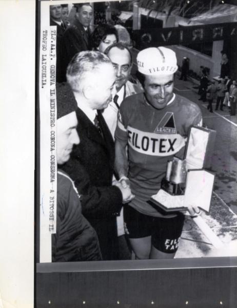 Ciclismo - Franco Bitossi - Laigueglia - Trofeo Laigueglia 1967 - Il ministro Achille Corona consegna il trofeo al vincitore