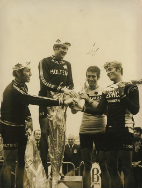 Ciclismo - Felice Gimondi - Brescia - Trofeo Baracchi 1972 - Cronometro a coppie - Sul podio con Davide Boifava e con i vincitori Eddy Merkcx e Roger Swerts