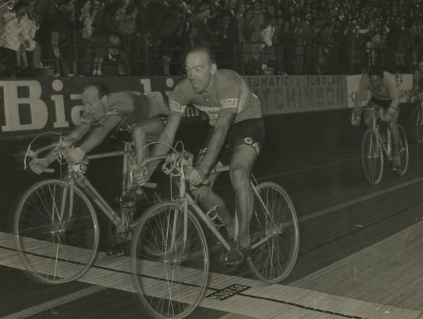 Ciclismo - Fiorenzo Magni - Milano - Velodromo Vigorelli - 36° Giro d'Italia - Tappa Bormio-Milano - Il vincitore taglia il traguardo davanti a Sergio Maggini