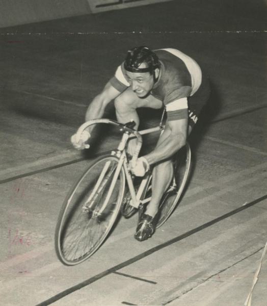 Ciclismo - Antonio Maspes - Copenhagen (Danimarca) - Campionati del mondo di ciclismo su pista 1956 - Velocità professionisti - Il vincitore in azione