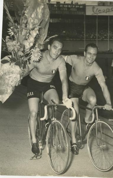 Ciclismo - Antonio Maspes - Parigi (Francia) - Campionati del mondo di ciclismo su pista 1958 - Velocità professionisti - Giro d'onore con Enzo Sacchi
