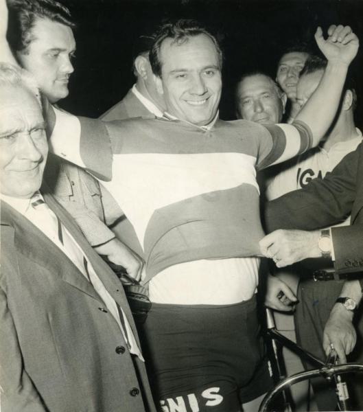 Ciclismo - Antonio Maspes - Milano - Velodromo Vigorelli - Campionati italiani di ciclismo su pista 1962 - Velocità professionisti - Il vincitore all'arrivo