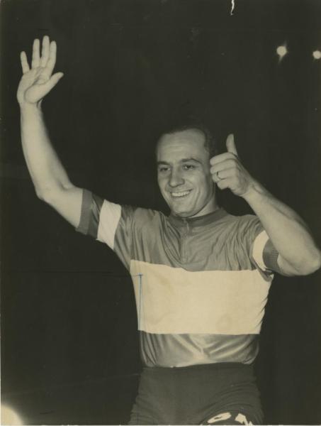 Ciclismo - Antonio Maspes - Milano - Velodromo Vigorelli - Campionati del mondo di ciclismo su pista 1962 - Velocità professionisti - Il vincitore alza le mani a indicare il sesto titolo mondiale conquistato