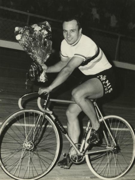 Ciclismo - Antonio Maspes - Milano - Velodromo Vigorelli - Campionati del mondo di ciclismo su pista 1962 - Velocità professionisti - Giro d'onore con la maglia iridata
