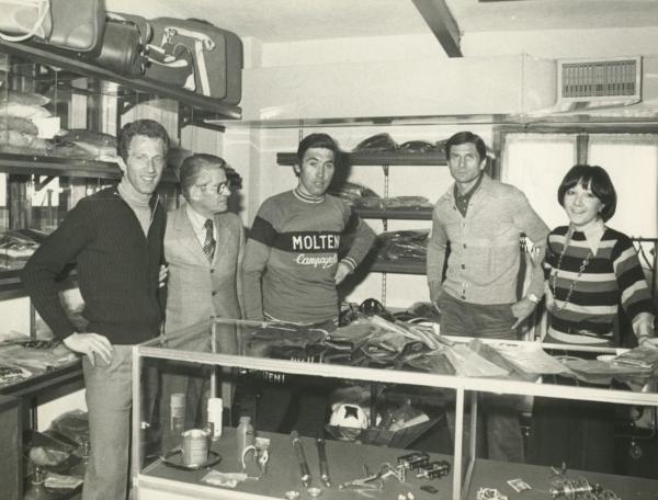 Ciclismo - Gianni Motta - Interno dell'azienda di famiglia -  Con la moglie Marilena, Eddy Merckx e il calciatore Giacinto Facchetti