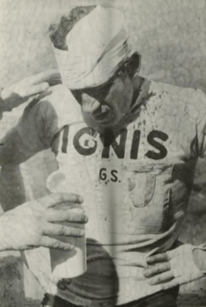 Ciclismo - Gastone Nencini - Corsa Mentone (Francia)-Genova-Roma 1961 - Tappa Bologna-Poggibonsi - Con la testa fasciata dopo la caduta in località Croci di Calenzano